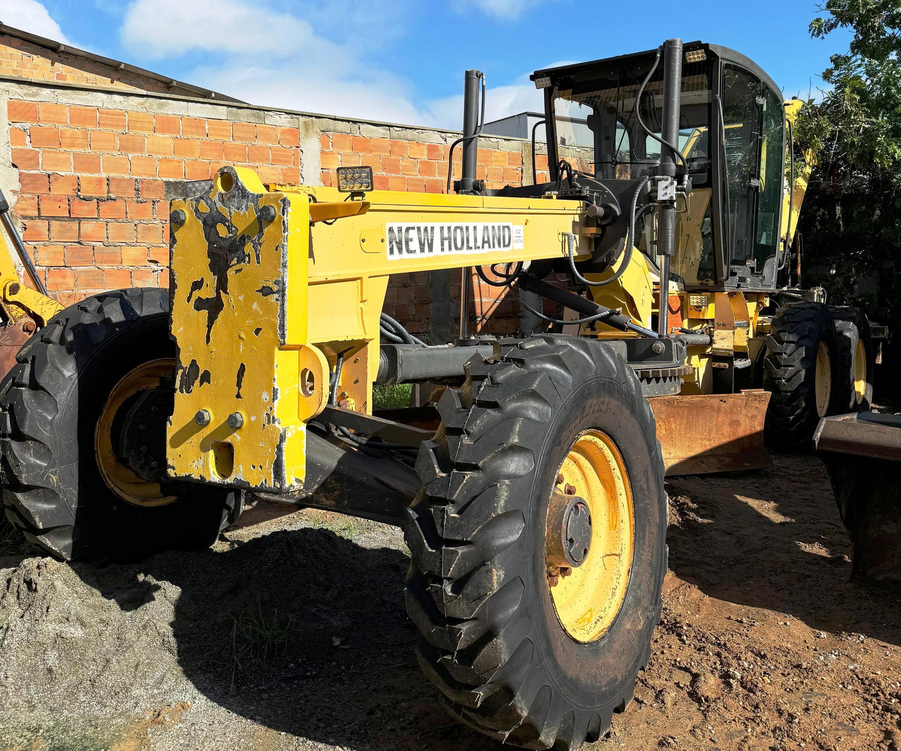 Motoniveladora NEW HOLLAND RG140 - 24E401