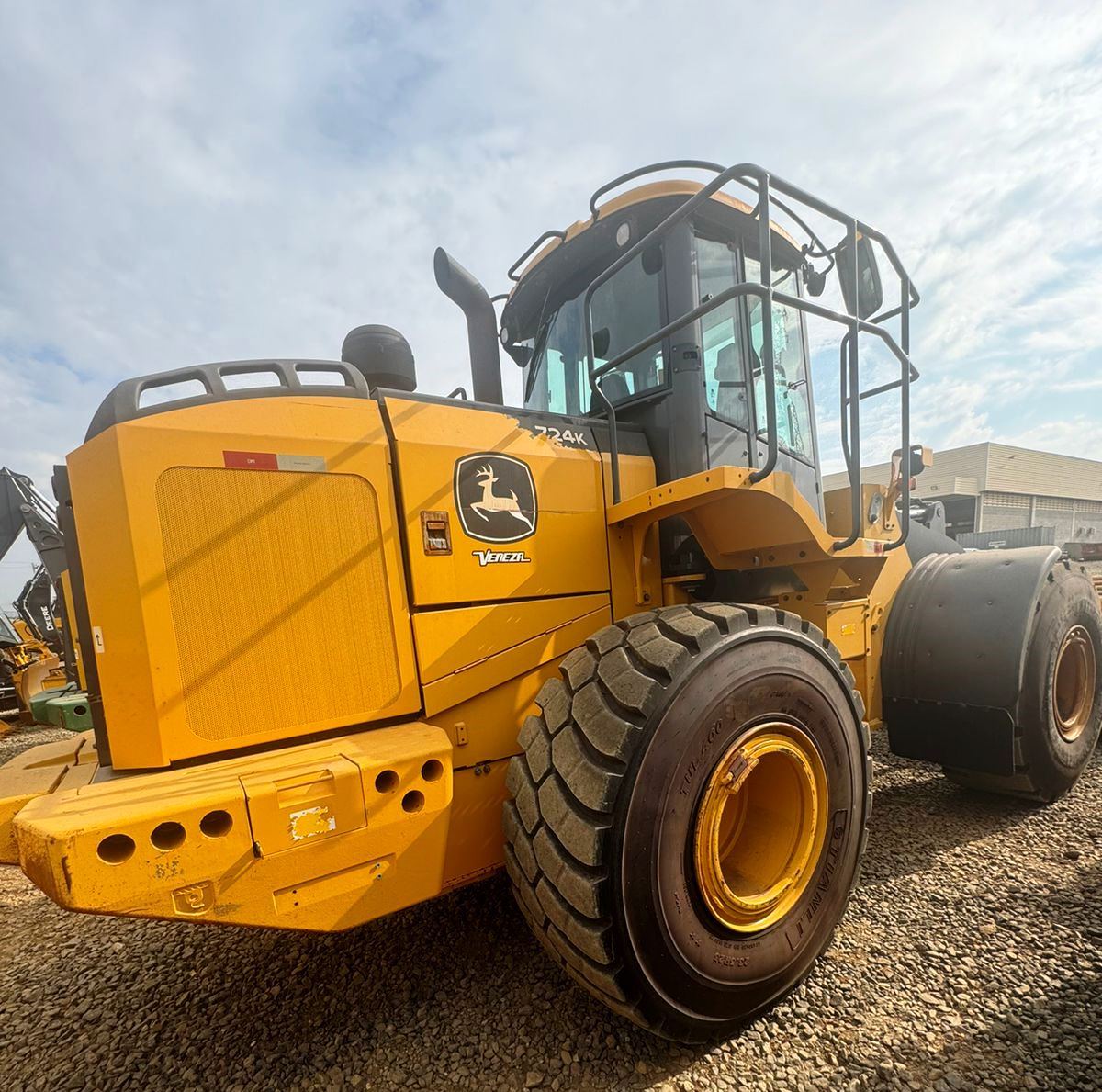 Carregadeira Pneu JOHN DEERE 724K - 24G304