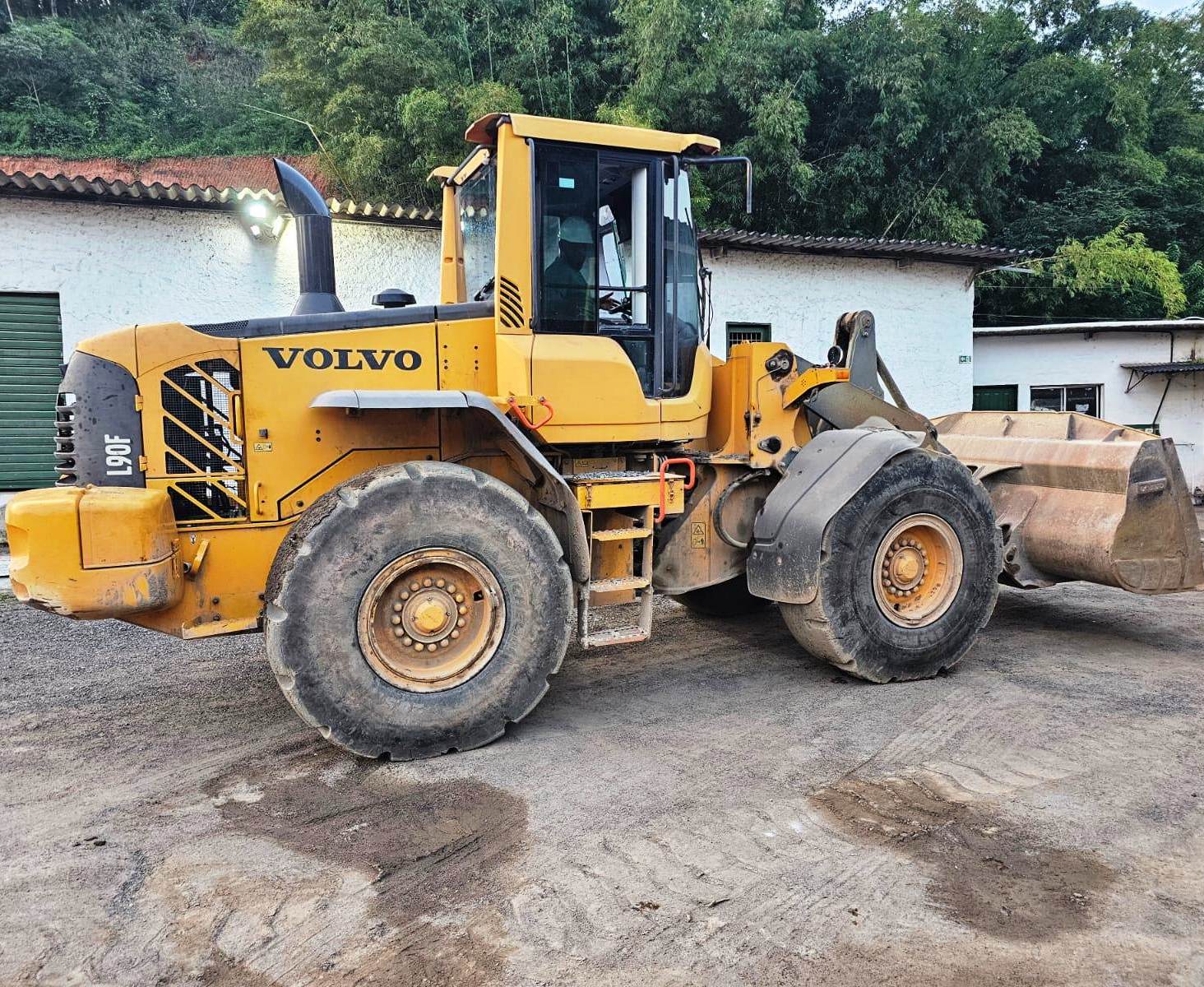 Carregadeira Pneu VOLVO L90F - 24G510