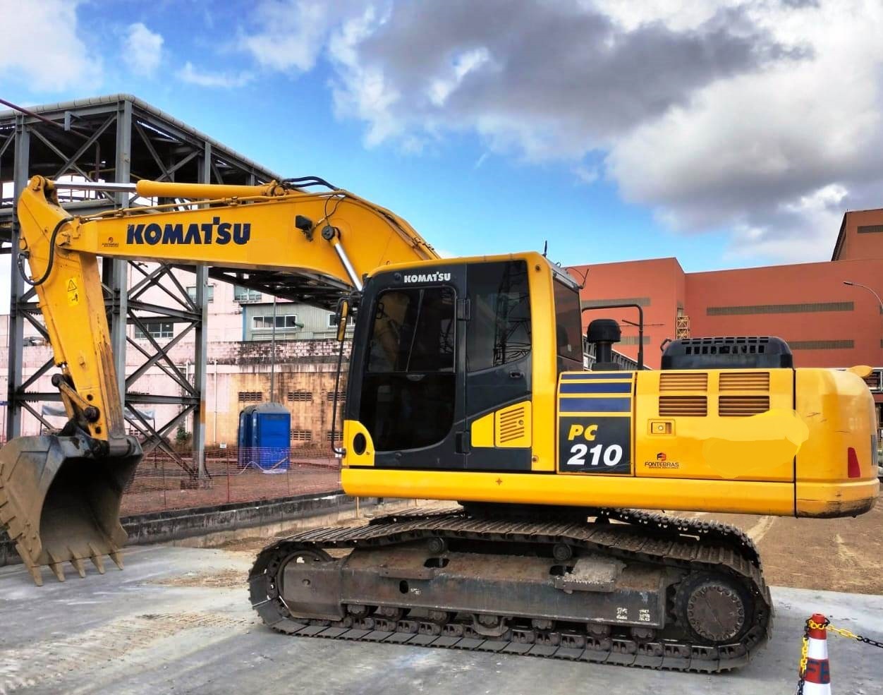 Escavadeira KOMATSU PC210 - 24K404