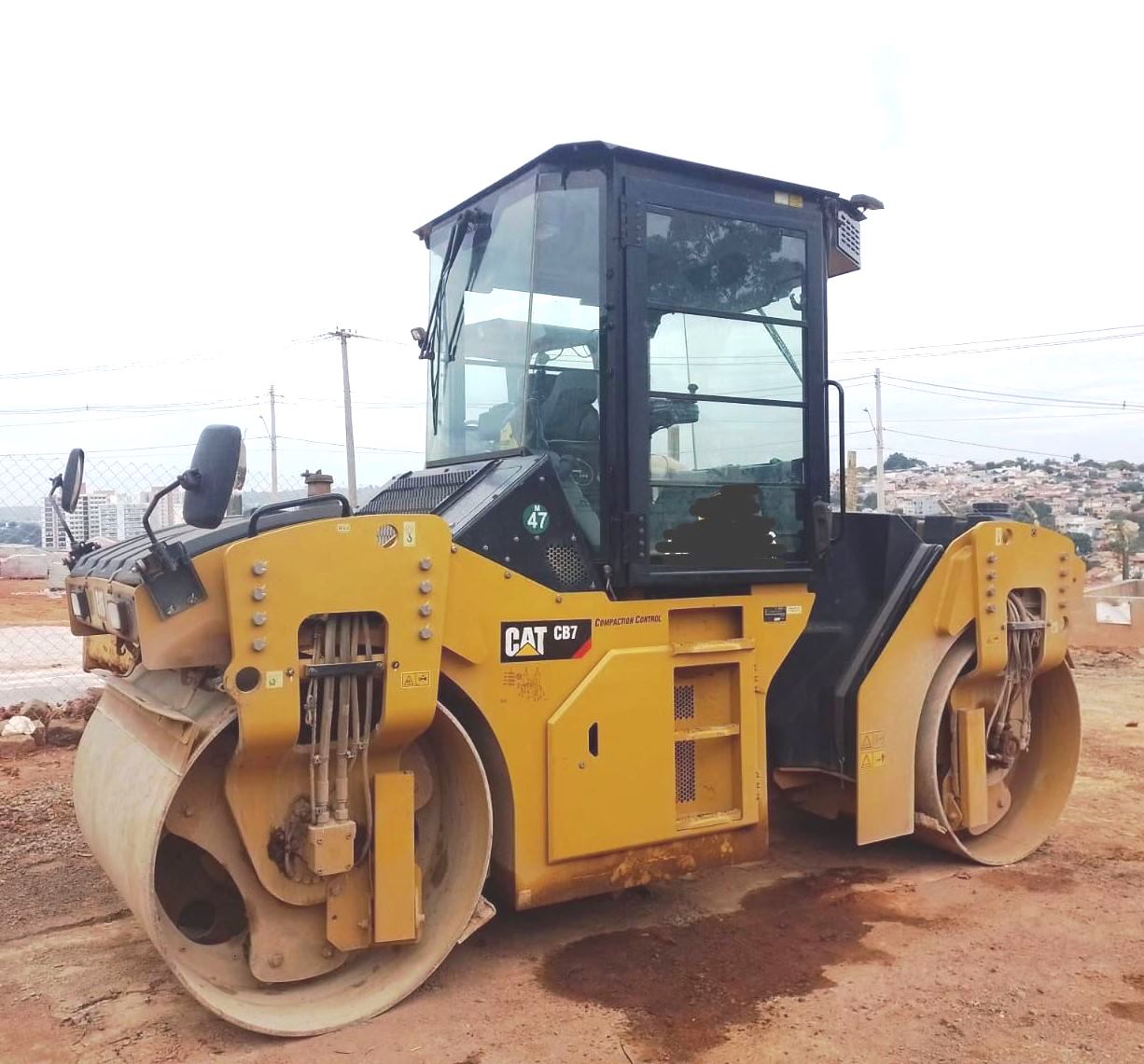 Rolo Compactador CATERPILLAR CB7 - 24L207