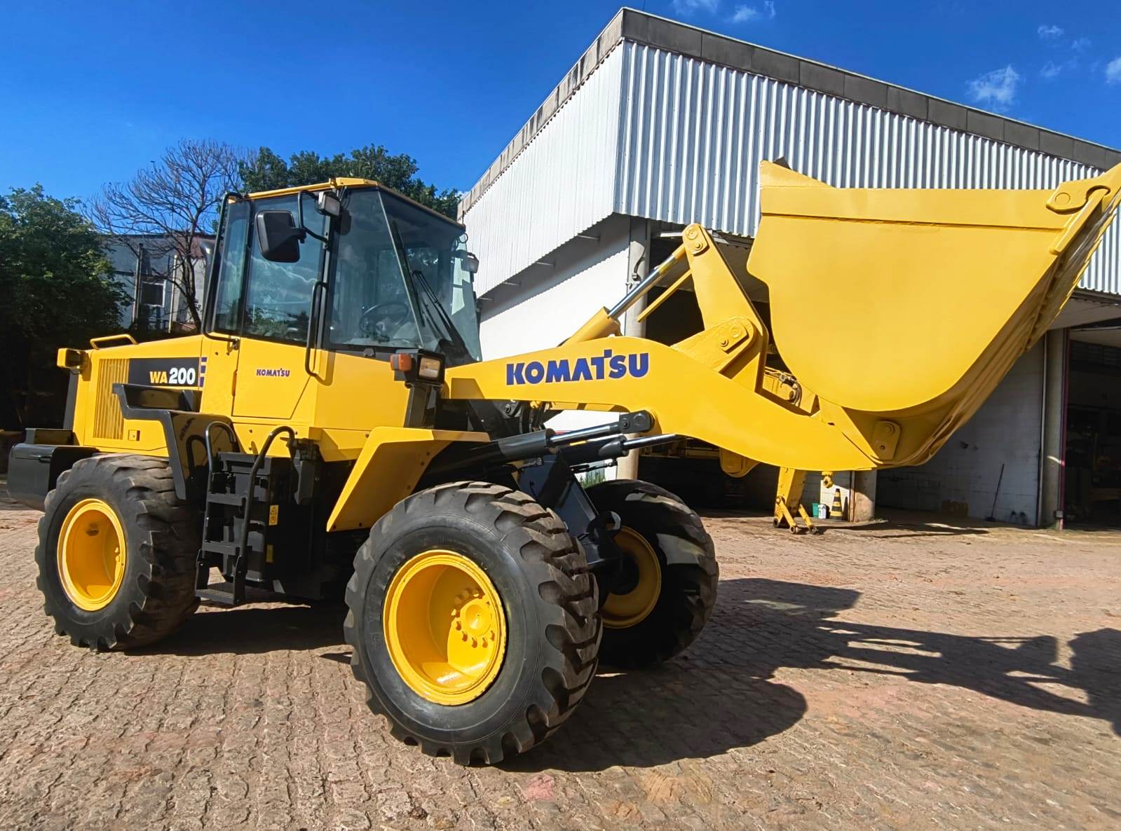 Carregadeira Pneu KOMATSU WA200 - 24M112