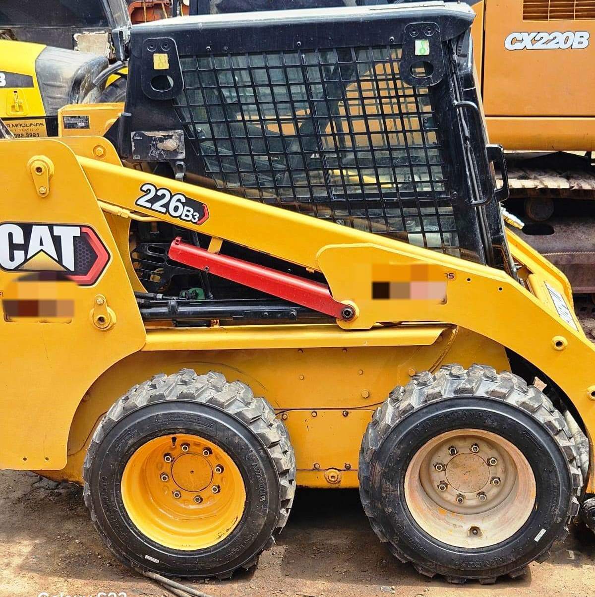 Mini Carregadeira CATERPILLAR 226B - 24M408