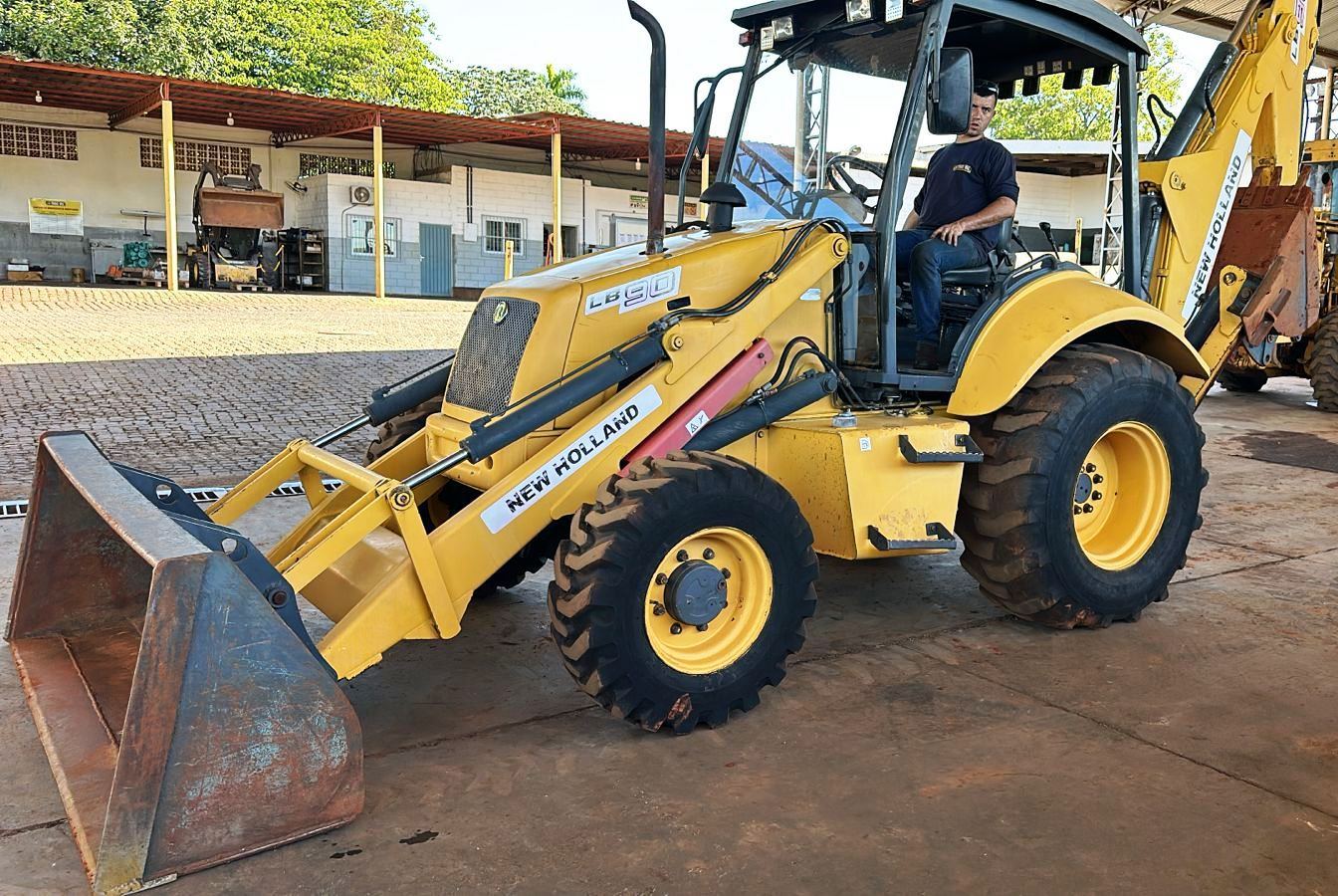 Retro Escavadeira NEW HOLLAND LB90 - 25B208