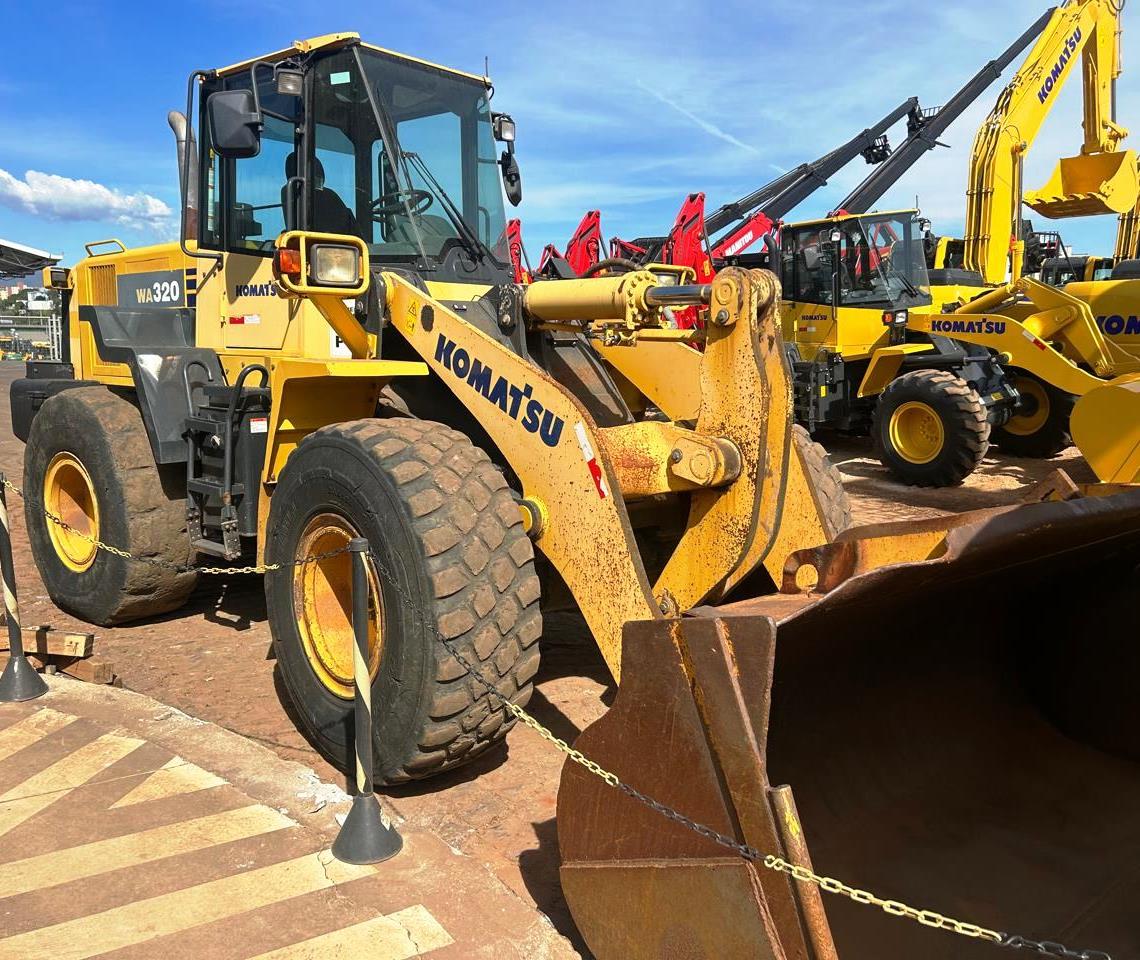 Carregadeira Pneu KOMATSU WA320 - 25F301