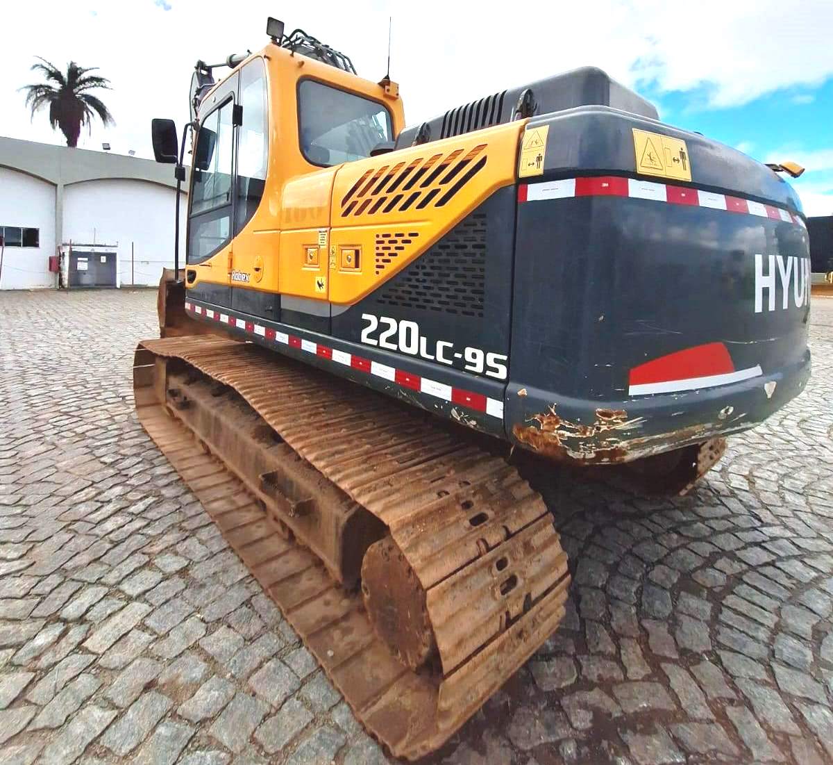 Escavadeira HYUNDAI R220 - 25F412