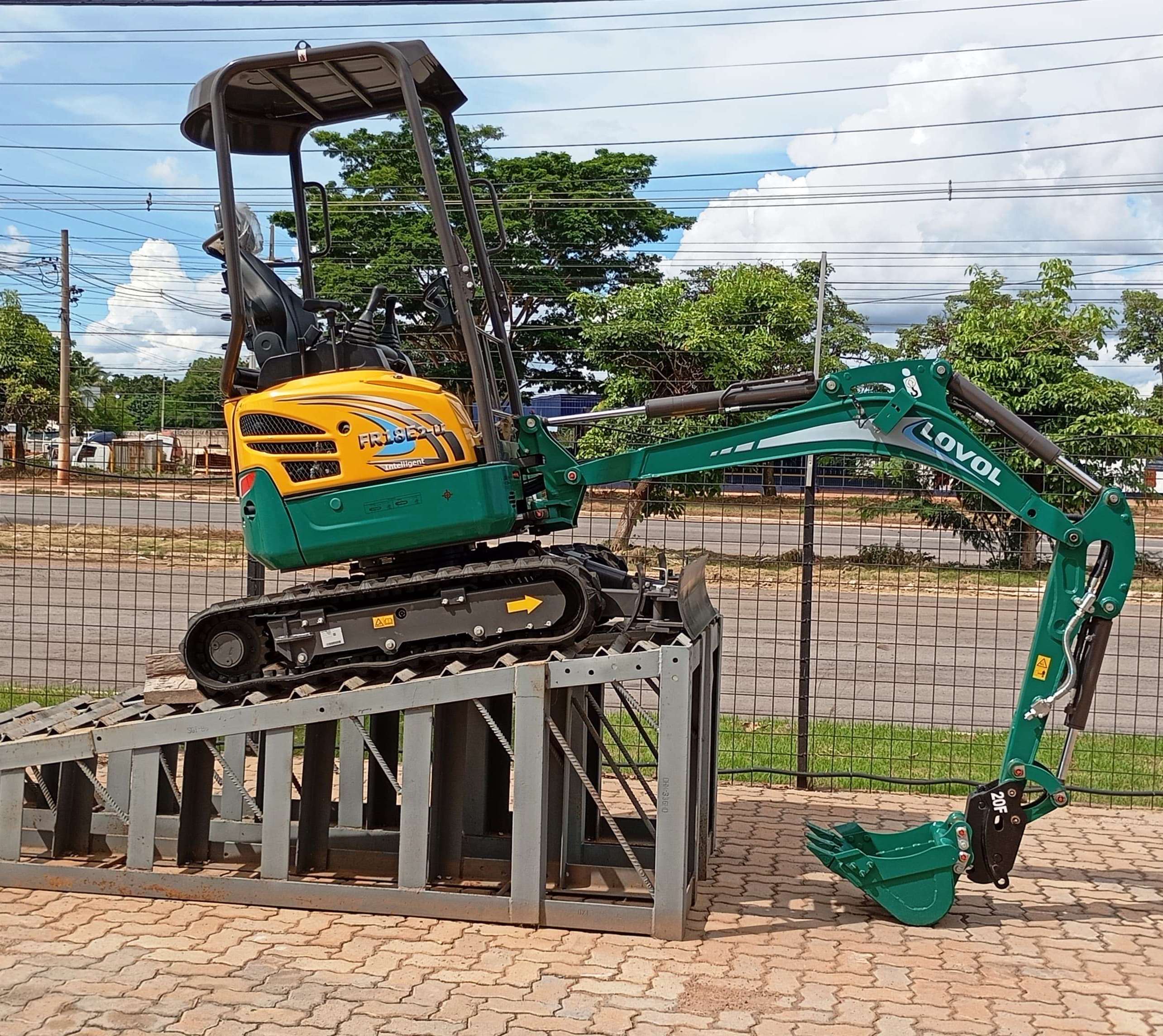 Mini Escavadeira LOVOL FR18 - 25G204