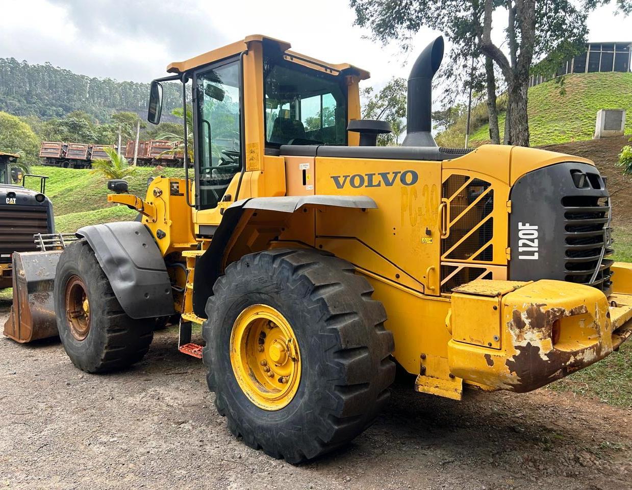Carregadeira Pneu VOLVO L120 - 25G415