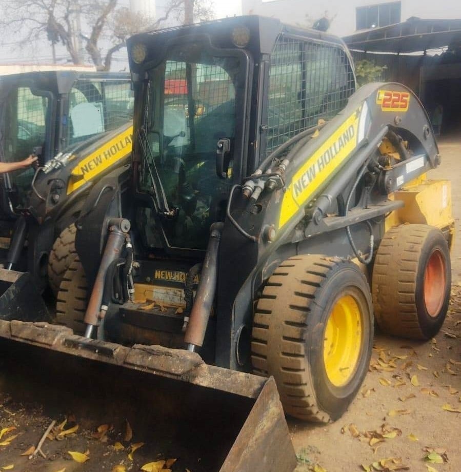 Mini Carregadeira NEW HOLLAND L225 - 25H402