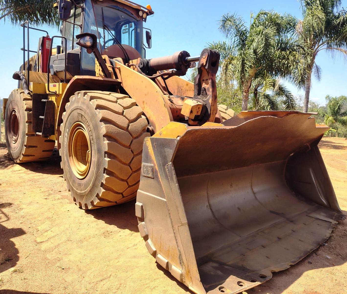 Carregadeira Pneu CATERPILLAR 966L - 25J102