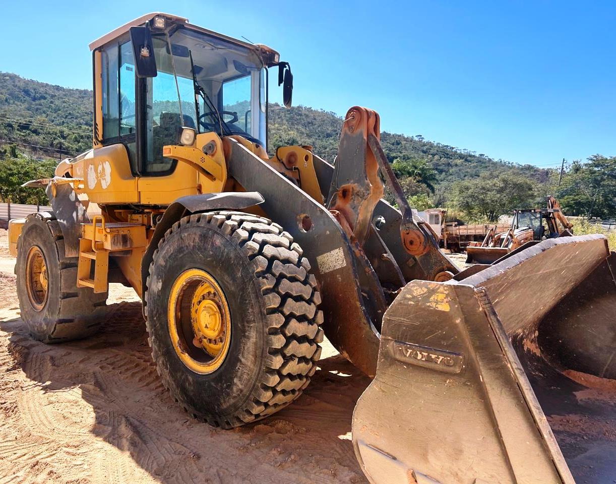 Carregadeira Pneu VOLVO L90F - 25J207