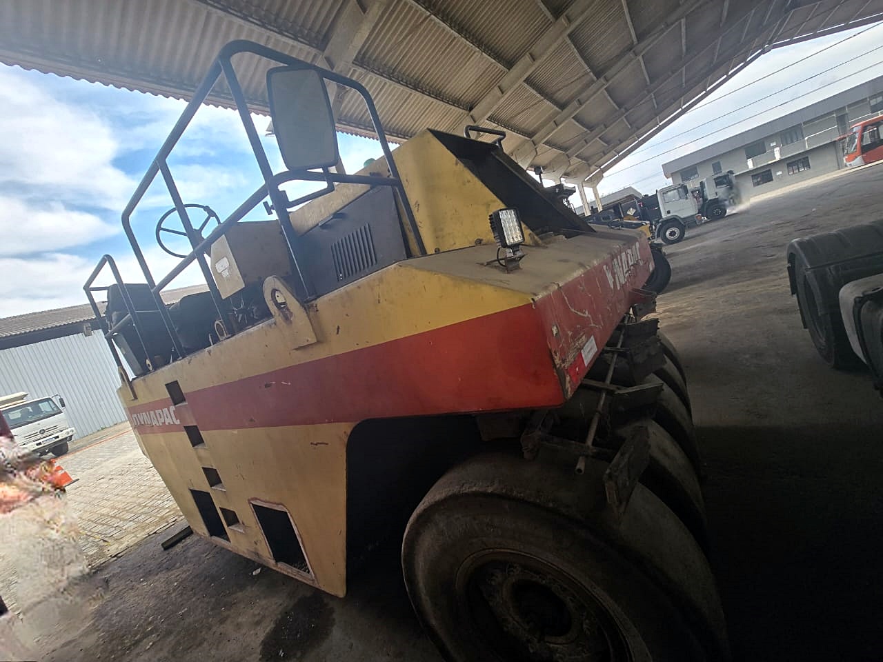 Rolo Compactador DYNAPAC CP271 - 25J304