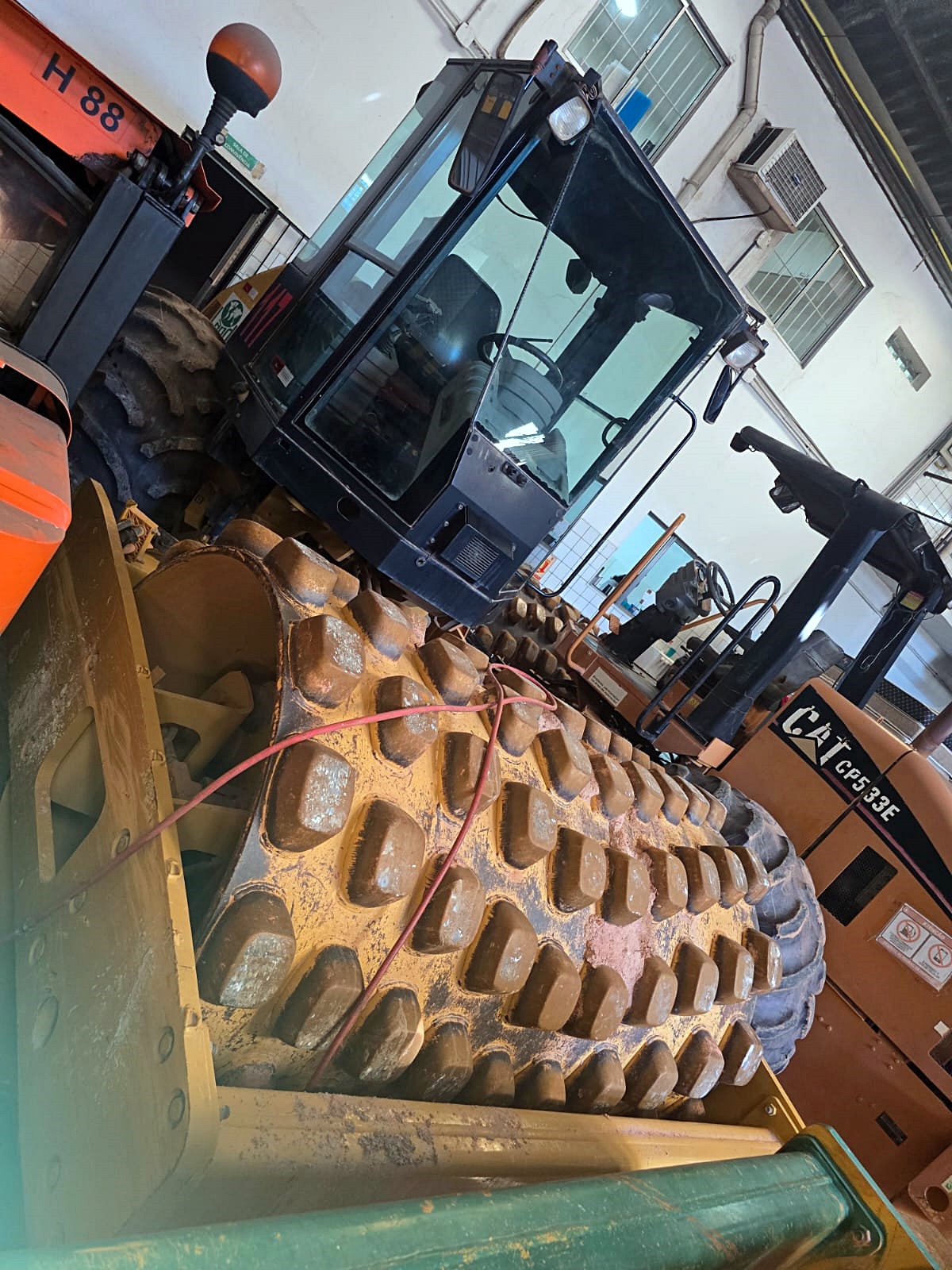 Rolo Compactador CATERPILLAR CP533E - 25J305