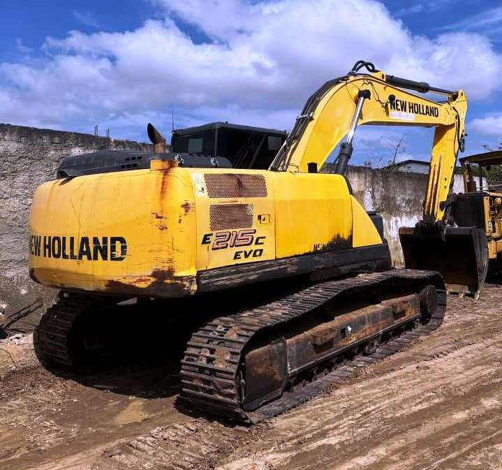 Escavadeira NEW HOLLAND E215 - 25J402