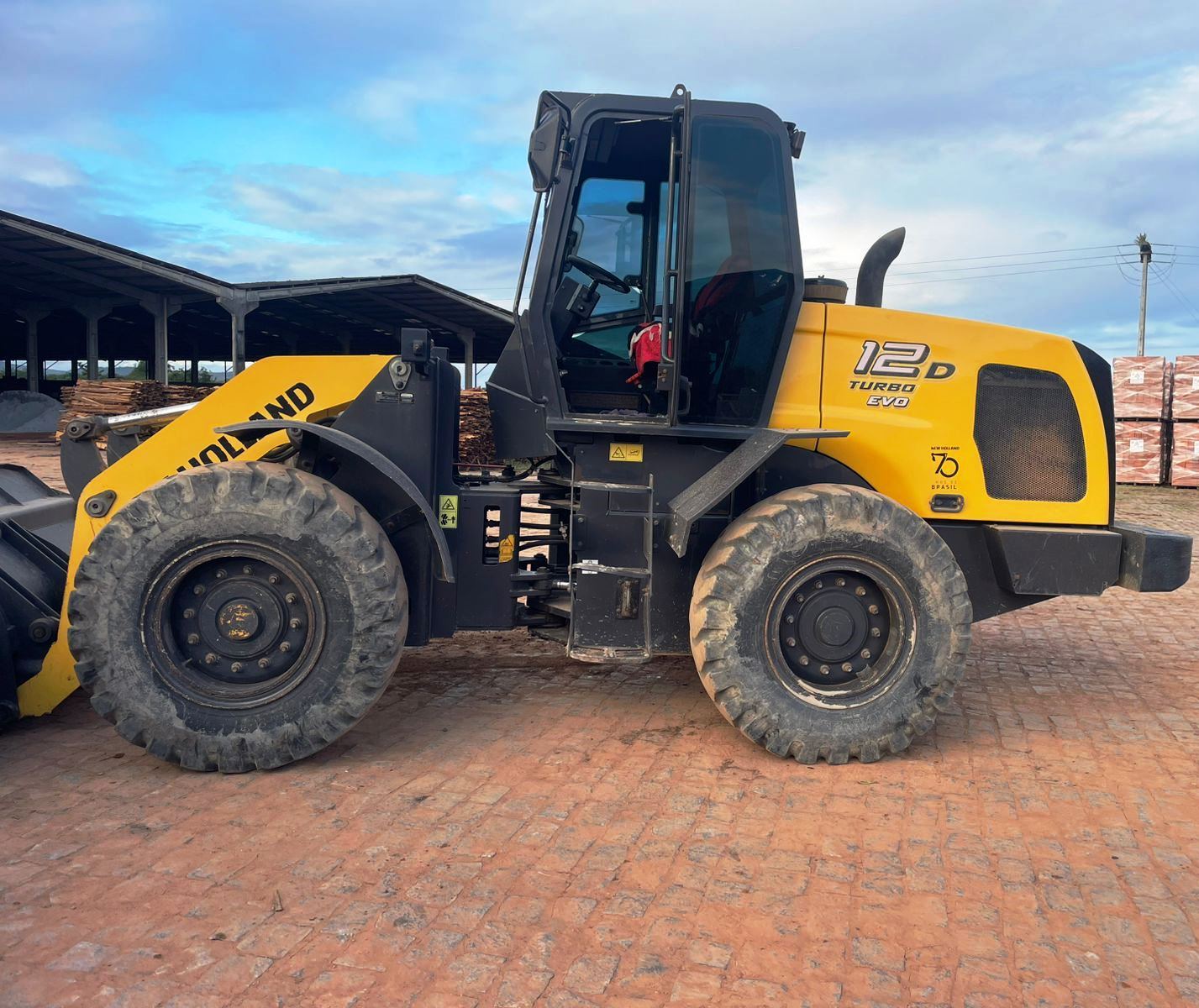 Carregadeira Pneu NEW HOLLAND 12D - 25J403