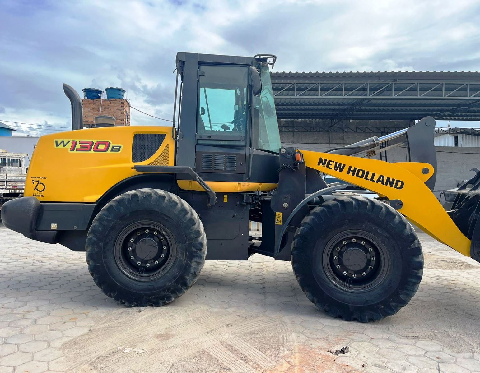 Carregadeira Pneu NEW HOLLAND W130 - 25K107