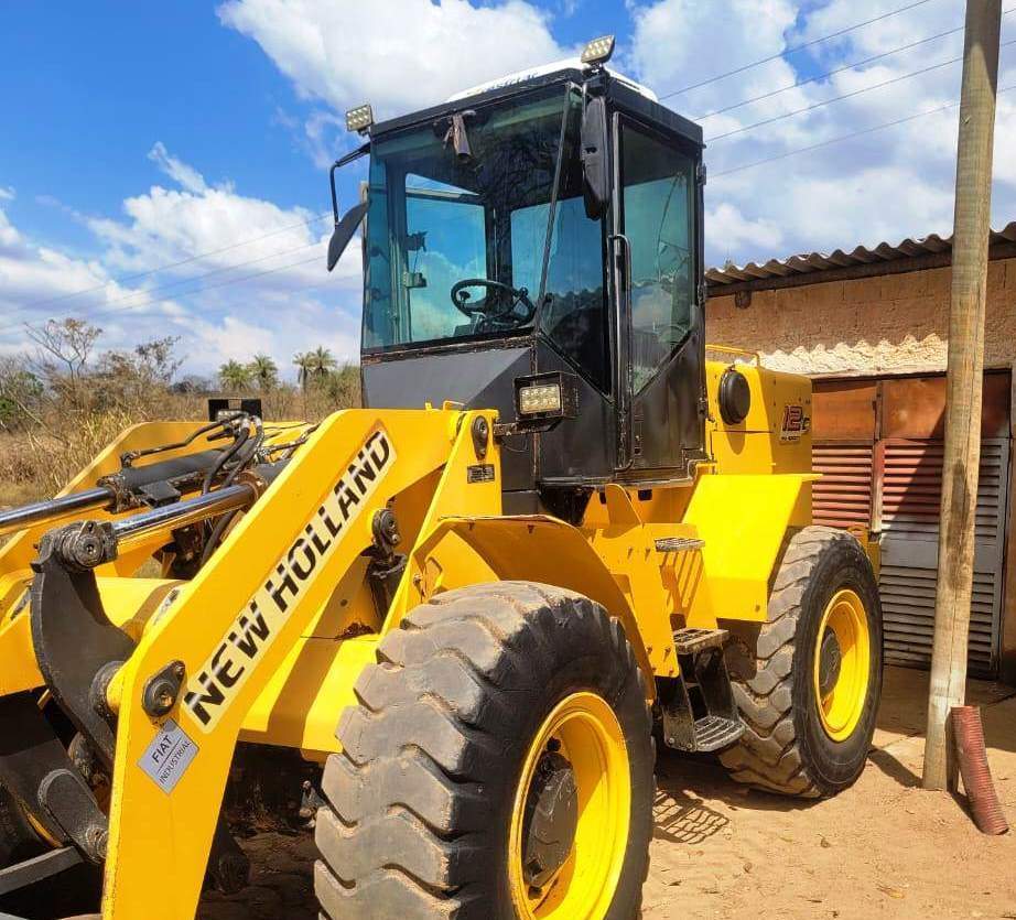 Carregadeira Pneu NEW HOLLAND 12C - 25K109
