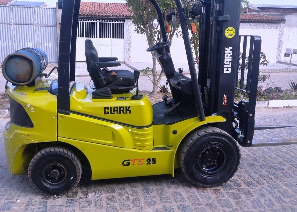 Empilhadeira CLARK GTS25 - 25K301