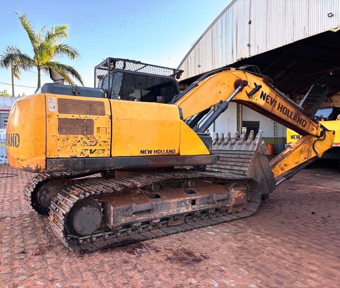 Escavadeira NEW HOLLAND E175 - 25K411