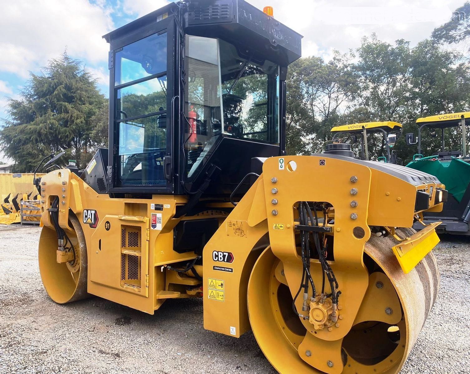 Rolo Compactador CATERPILLAR CB7 - 25K509