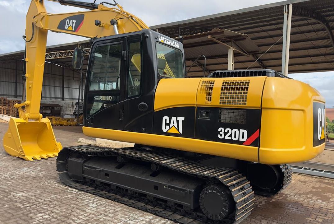 Escavadeira CATERPILLAR 320D - 25L102