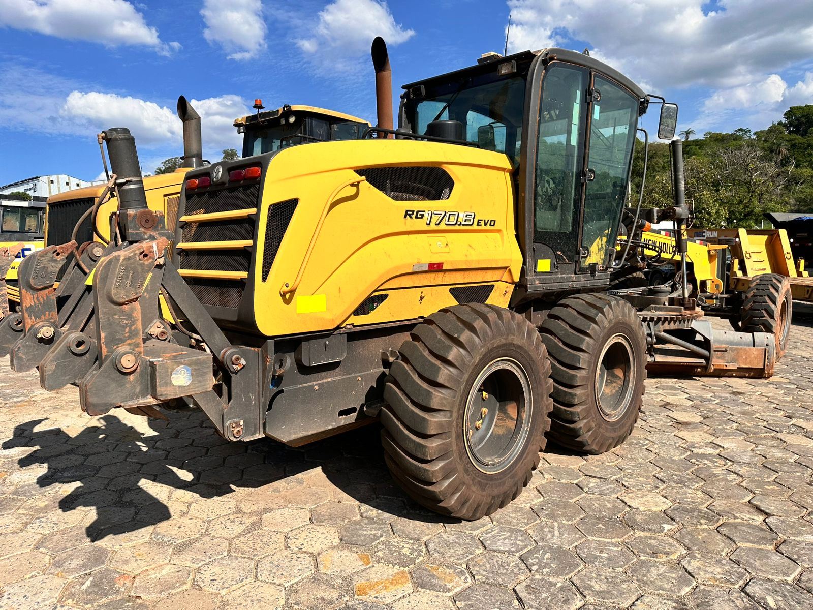 Motoniveladora&nbsp;NEW HOLLAND&nbsp;RG170 - 25M103