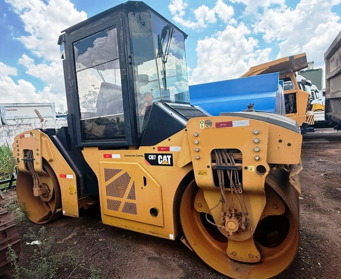 Rolo Compactador&nbsp;CATERPILLAR&nbsp;CB7 - 25M107