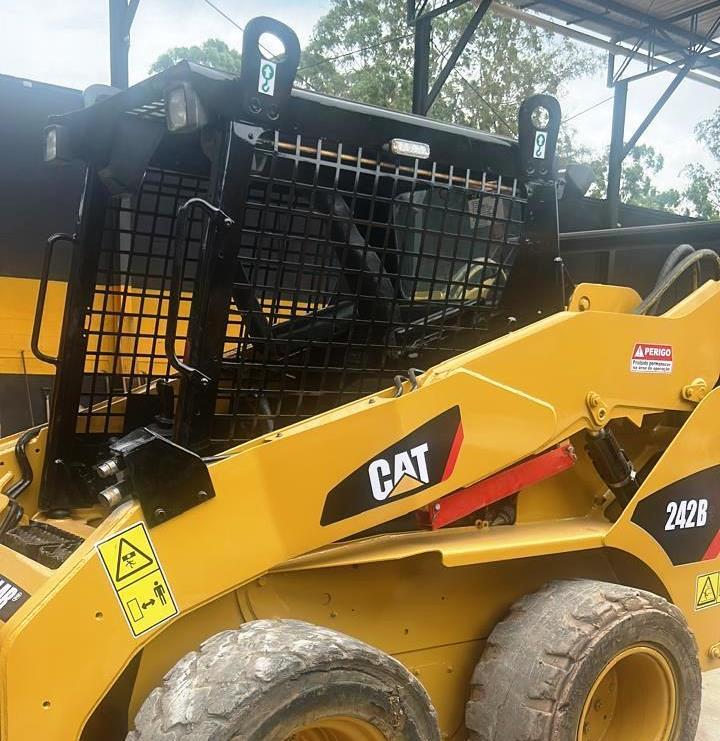 Mini Carregadeira&nbsp;CATERPILLAR&nbsp;242B - 25M309