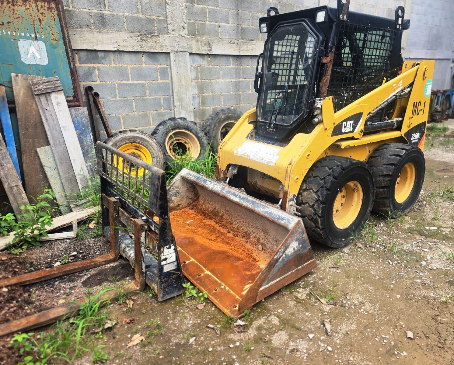 Mini Carregadeira&nbsp;CATERPILLAR&nbsp;226B - 26A211