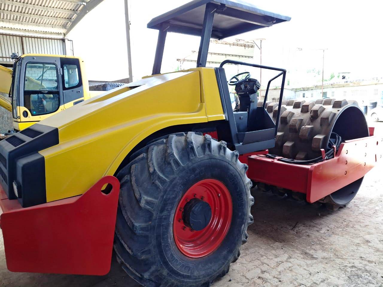 Rolo Compactador&nbsp;DYNAPAC&nbsp;CA250 - 26C306