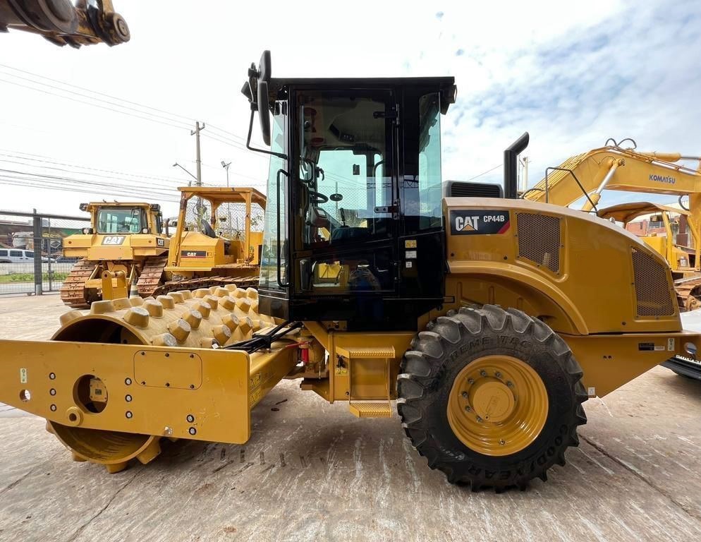 Rolo Compactador&nbsp;CATERPILLAR&nbsp;CP44B - 26D315