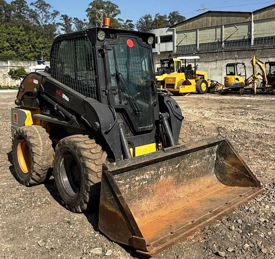 Mini Carregadeira&nbsp;NEW HOLLAND&nbsp;L218 - 26D413