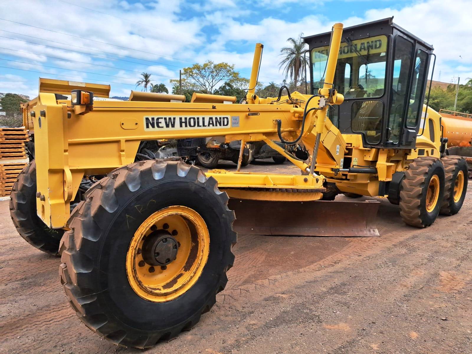 Motoniveladora&nbsp;NEW HOLLAND&nbsp;RG140 - 26E218